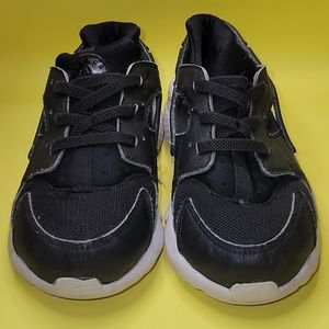 Size 10 boys black Nike Huaraches used